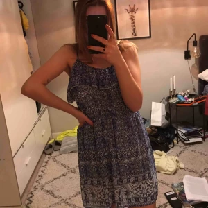  - Söt sommarklänning i bra skick, går att ha på två olika sett🌸, köparen står för frakten🥰