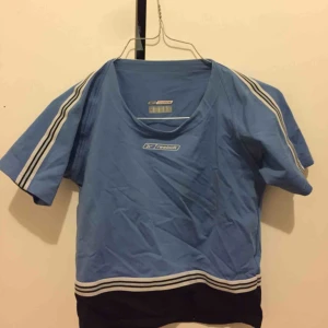  - 90’s Reebok magtröja med ränder längs ärmen och träningstyg. Storlek L men sitter som S. Köparen står för frakt.