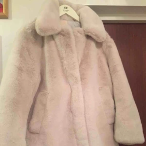  - Slutsåld eftertraktad vit faux pälsjacka från HM. Small. Oanvänd då den är inte riktig i min smak, prislappen fortfarande på. Finns i Göteborg men kan även frakta om du vill verkligen ha den.  