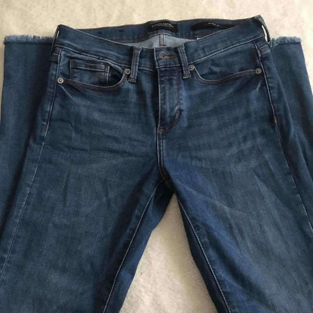 Tajta jeans från Banana Republic, med ”fransar” ner till. Endast använd 1-2 gånger. Säljer då de är för små. Ej högmidjade. . Jeans & Byxor.