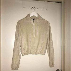  - Jättefin tröja i storlek M men passar även s 80kr +frakt 