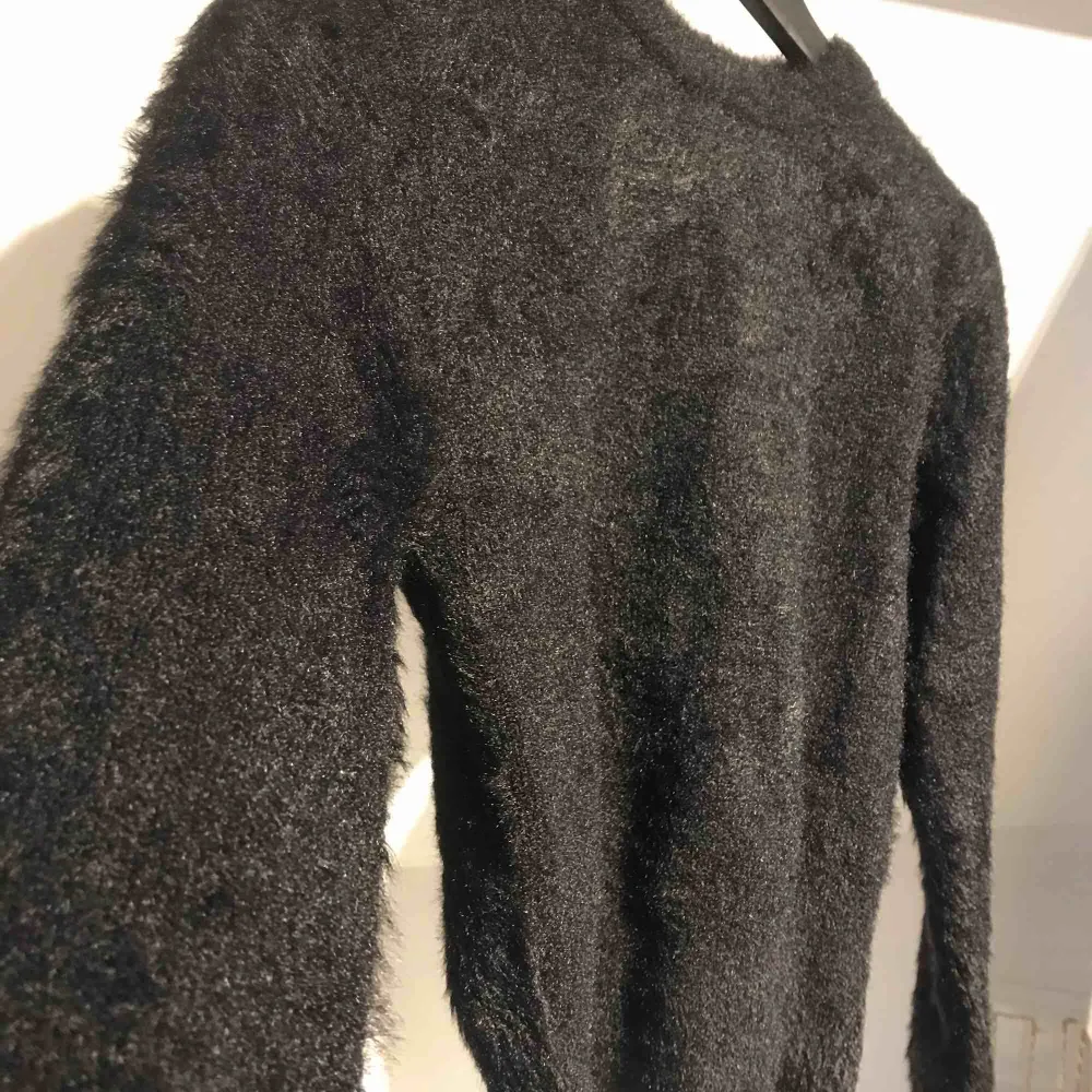 Jätteskön stickad tröja från Zara i väldigt bra skick Köparen står för frakt. Stickat.