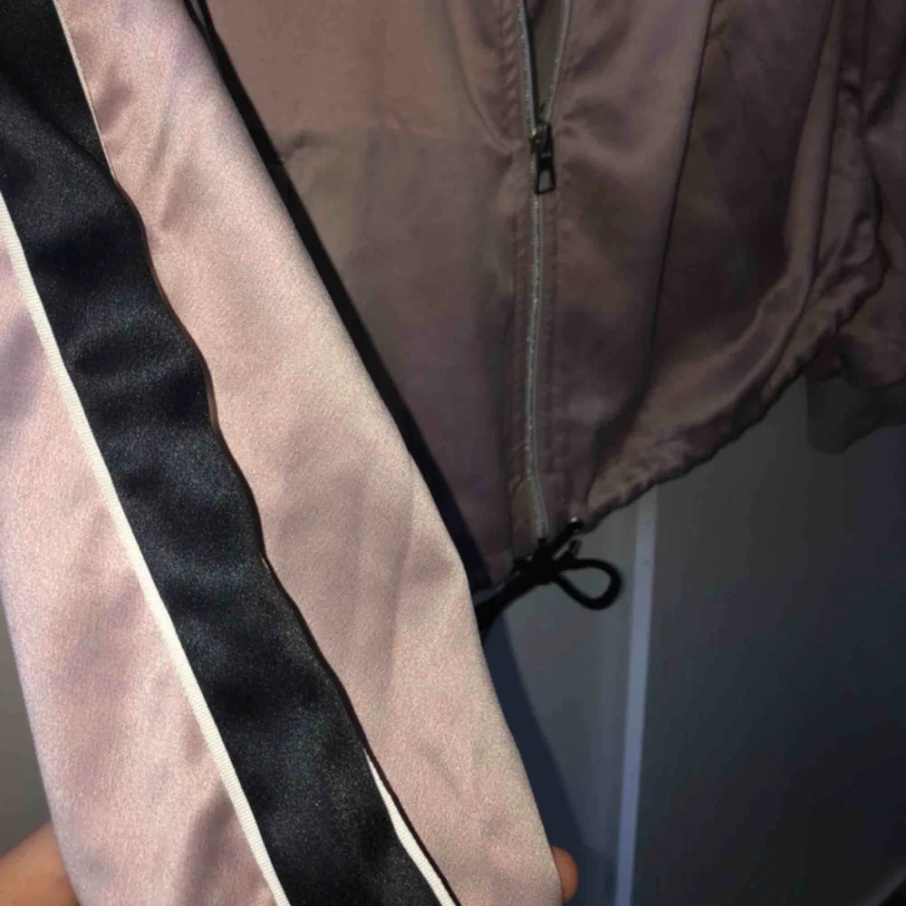 En pastell lila jacka från H&M. Har snören borde i halsen och längst ner. Har dragkedja.  Frakt ingår inte. Jackor.