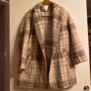  - Sån himla fin kappa!! Har inte kommit så mycket till användning så därför säljs den nu vidare. Skulle passa en /som har stl 36 också! Köparen får för frakten på ca 72:- och betalning sker via Swish! 💕