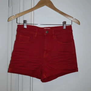  - Röda shorts från Carlings. Strechiga och passar XS-S. ❤️ Möts upp i Stockholm, helst på Södermalm. Om du köper flera saker kan vi komma fram till ett bra paketpris.
