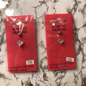  - Säljer 2 st navel piercingar i kerurgoskt stål ifrån ur och Penn, aldrig använda 