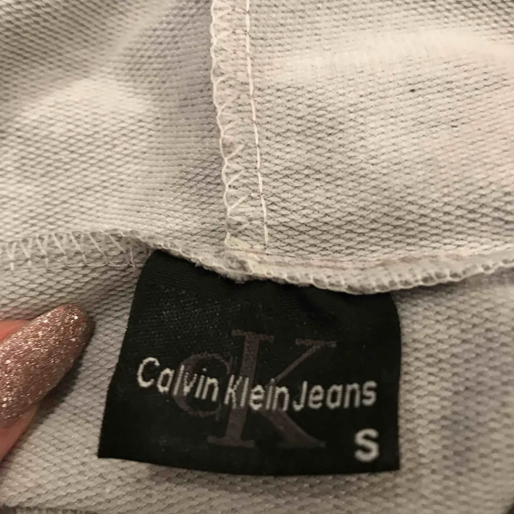 Calvin Klein hoodie  Storlek: S (skulle säga att de är en XS) Aldrig använd . Hoodies.