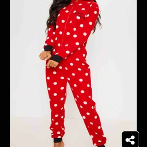 - Mickey Mouse Onessie från Pretty little thing i storlek xs ny&oanvänd 
