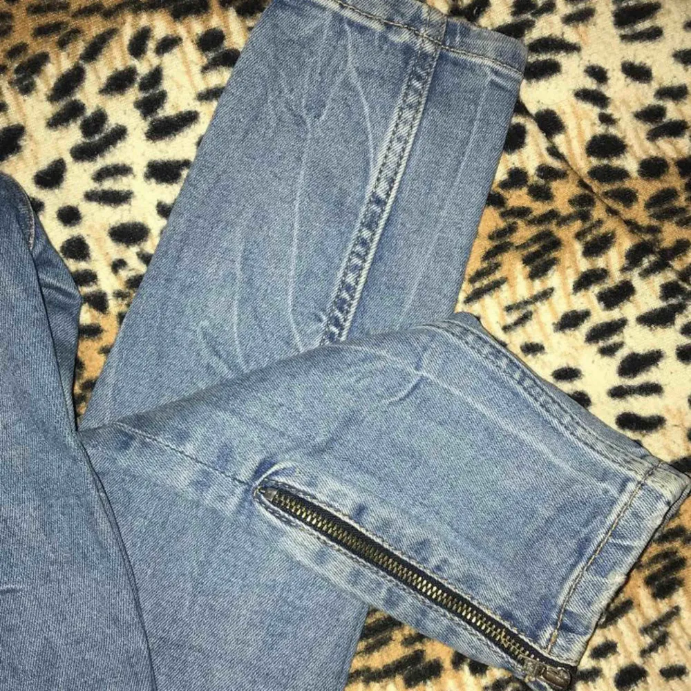 Kristen zip jeans från gina tricot, använd ett fåtal gånger, från gina tricot storlek 25/30 . Jeans & Byxor.