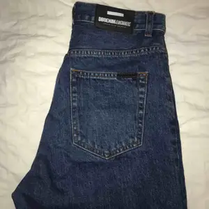 Superfina momjeans från dr.demin. Helt nya, endast testade, men tyvärr för stora så därför säljer jag dom!.. 💖    Nypris: 600 kr  Möts i göteborg, eller fraktas, köparen står för frakten🥰