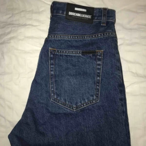  - Superfina momjeans från dr.demin. Helt nya, endast testade, men tyvärr för stora så därför säljer jag dom!.. 💖    Nypris: 600 kr  Möts i göteborg, eller fraktas, köparen står för frakten🥰