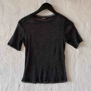  - ”Genomskinlig” glittrig topp från zara. Frakt tillkommer ✨
