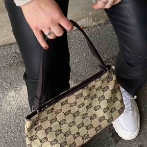  - SÅLD!! Väska köpt second hand, använt, men fint skick! Använd fåtal gånger av mig. Frakt tillkommer på priset. 