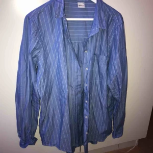  - Snygg ljusblå skjorta i fint skick, snygg som oversize