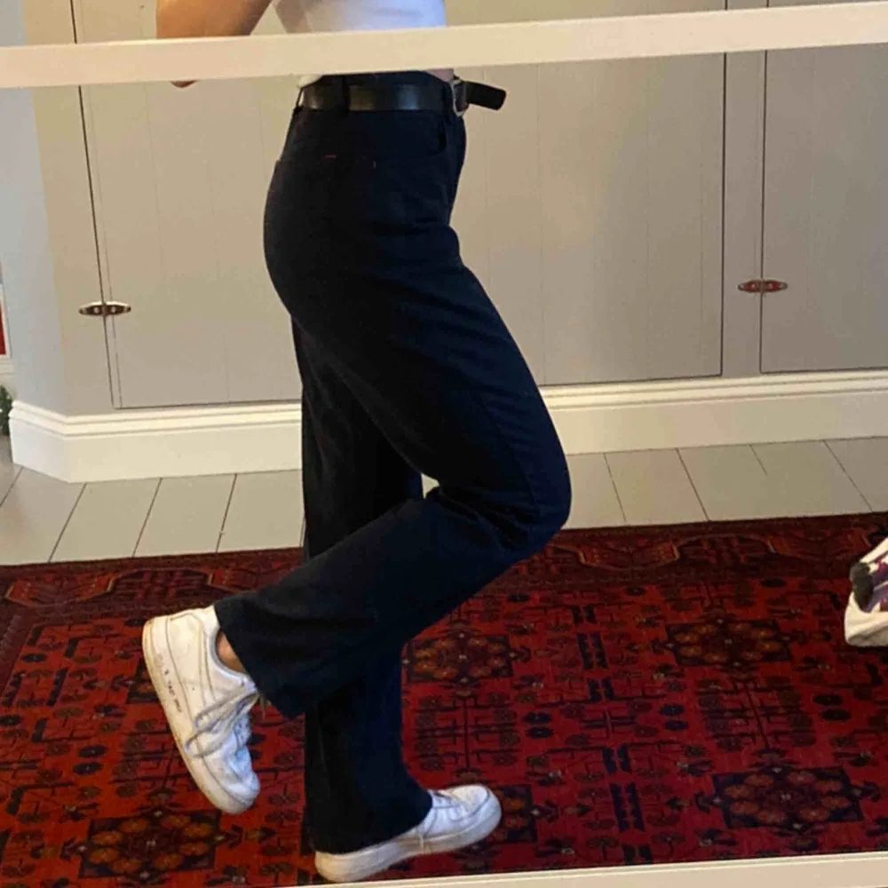 Snygga marinblå chinos i rak modell från danska märket SAND. Ganska långa i benen.. Jeans & Byxor.