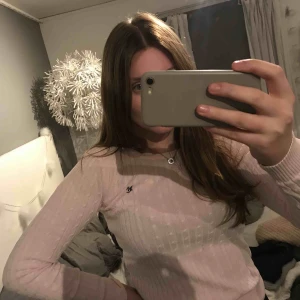  - 4 olika tröjor som jag köpt och lagt på hyllan, så nu dags att sälja 💕 Köparen står för frakt 