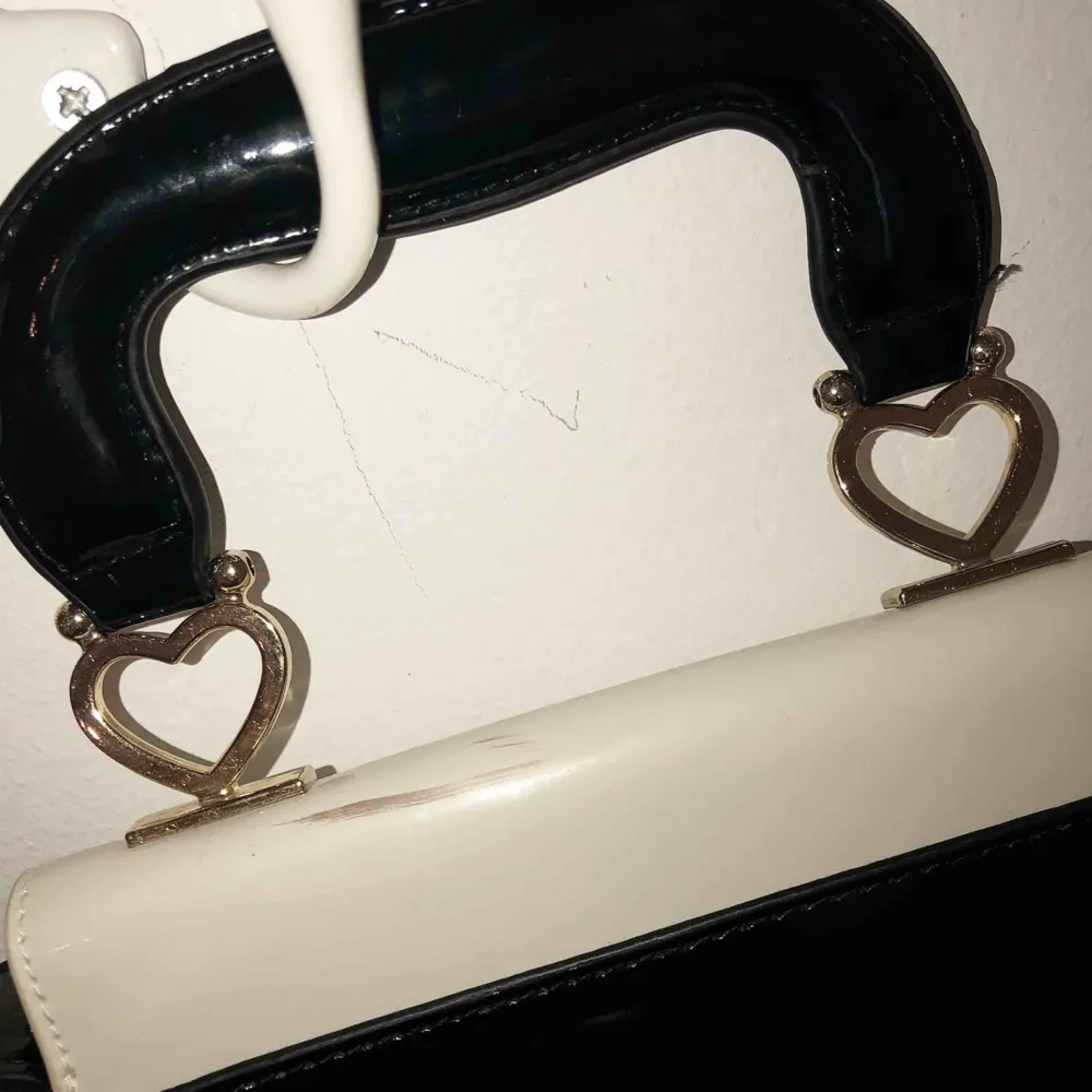Supersöt vintage-inspirerad väska från Topshop med tillhörande axelrem. Detaljer i metallen som är formade som hjärtan, i god skick men har en repa på baksidan, inget som syns dock när man använder den.. Väskor.