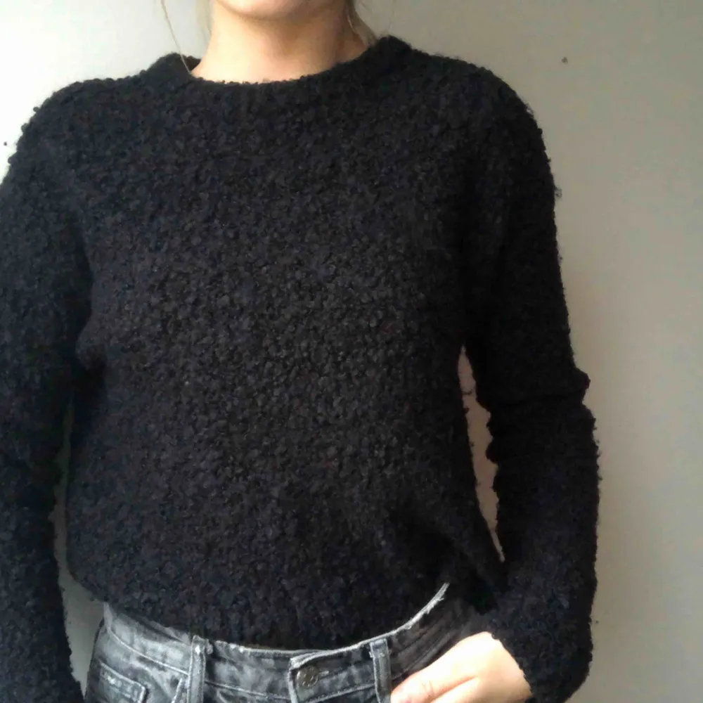 Svart, stickad ”knitwear” från MTWTFSS - WEEKDAY i storlek S. Rundad hals med långa ärmar. Använd FÅTAL gånger & är i FINT skick! Inga hål osv.. Stickat.