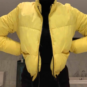 - Superhäftigt OANVÄND gul dunjacka från H&M. Lite kortare med snygga fickor. Strl 38 men funkar också på 34/36. 