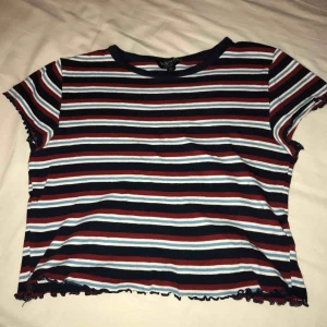  - randig tröja från topshopp med volanger på ärmarna 