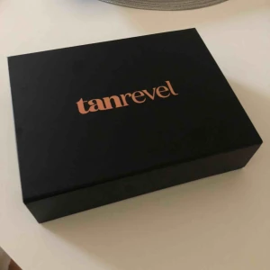  - Ett kit från tanrevel som är i princip helt nytt. Säljer pga att det ej kommer till användning.   Flaskan med vätska är ungefär halvfull. 