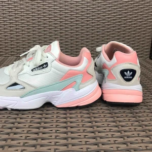  - Adidas Falcon multi colored. Så så fina men ska säljas!  650 kr (frakt inkluderat) 😊
