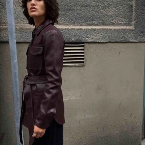  - Otroligt fin mörkröd jacka i äkta läder med bälte från House of Dagmar. Fint skick passar xxs/xs. Över 5000kr i nypris. Säljer pga kommer inte till andvändning