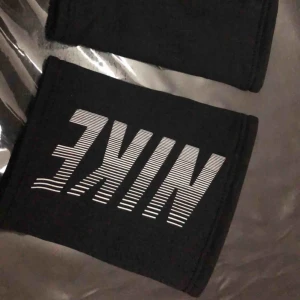  - Nike träningsarmband. aldrig använda. köparen står för frakten