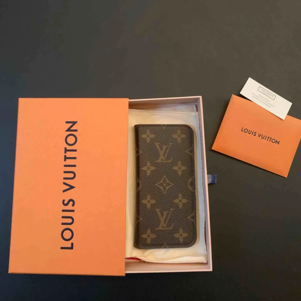 Louis Vuitton mobilskal med plats för kort för iPhone X/XS säljes pga ny telefon som ej passar. Telefonen fästs på svart klister som blivit torrt så tejp/klister behövs för att få fast telefonen. Mycket fint skick! Originalbox o äkthetsbevis.. Accessoarer.
