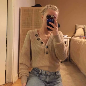  - Säljer denna fina stickade tröja från H&M! Fint skick och använd endast 2 gånger🥰 kan mötas upp i Västerås eller så står köparen för frakten✨