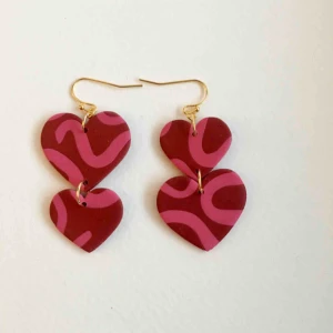  - Unika handgjorda juliga örhängen som passar året om💗💗 går även att få med silvriga detaljer. •nickelfria •frakt 9kr •insta: dorisclaydesign 