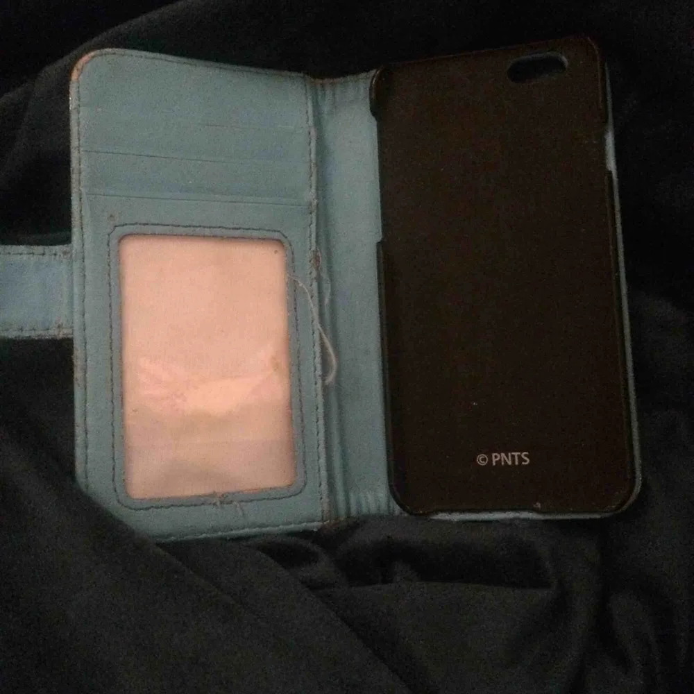 Hej! Jag säljer ett gammalt mobilskal till iPhone 6.  Det är ljusblåglittrigt med snobben tryck på framsidan. Jag köpte den i Danmark.  . Accessoarer.