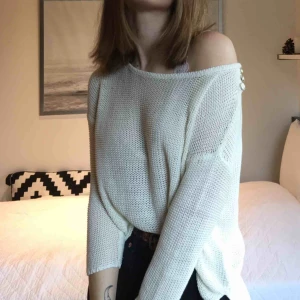  - Gräddvit stickad tröja med guldknappar på vänstra axeln. Säljer då den inte längre kommer till användning. I bra skick! Frakten ingår.