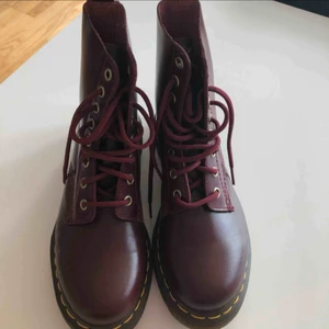  -  Oanvända dr Martens modell pascal, strl 37. Priset går att diskutera :) Kan mötas upp i centrala sthlm men fraktar helst, köparen står för frakt.