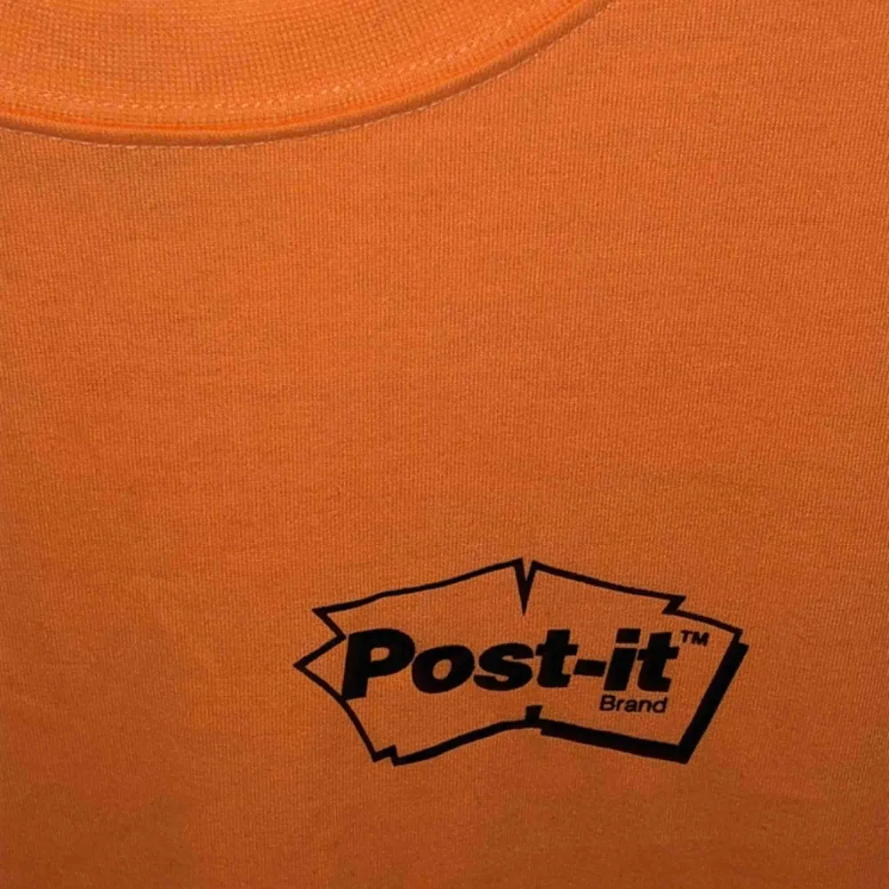 Herrtröja från HM i samarbete med Post it! Neonorange och knappt använd. Fraktar eller möts i Uppsala💘. T-shirts.