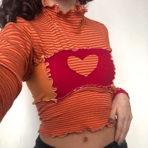 Remade tröja - Remade tröja sydd av mig! Alla material är fyndade second hand. Designen är zero waste. Alla överbitna tråd och tygbitar återanvänds! Skriv privat vid intresse. Köpare står för frakt. Checka min instagram @viridi.designs för fler unika designs. 