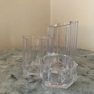 Sminkförvarare - En genomskinlig sminkförvarare. Bra skick. Den har mest legat i en gammal låda. Den är köpt i mitten av 2020 ungefär, från dollarstore. Orginalpris: 30kr. 