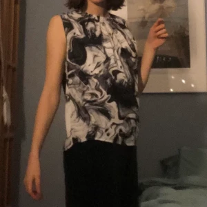 Stockh LM blus  - En jätte fin blus som har ett härlig mönster. Ger en väldigt classy vibe😊 köparen strå för frakten 💕