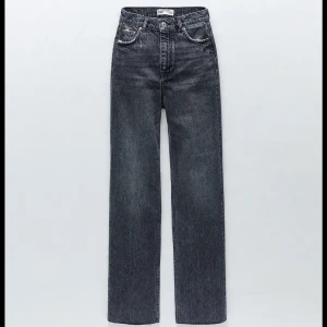 90s full length grey - ZARA jeans i jätte fin gråfärg. Jeansen är slutsålda överallt!! Jag tycker dom är jätte snygga men tyvärr har dom blivit för stora för mig... Dom är i nyskick!! Säljer dom för (199+ frakt) <33