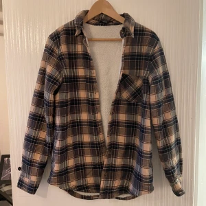 Fodrad skjorta/jacka från forever 21 - Fodrad skjorta/jacka ifrån forever 21, storlek small