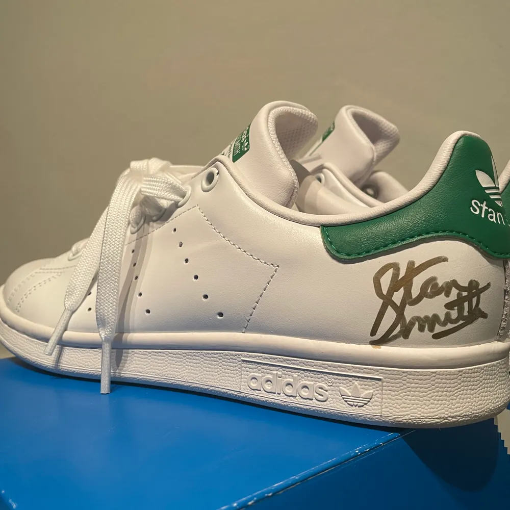 Säljer ett par sprillans nya Stan Smith i storlek 39.5! Skorna är vita och är äkta signerade på ena sidan av Stan Smith!!! Säljer skorna pågrund av att dom var för små! Buda från 800kr😊😊. Skor.