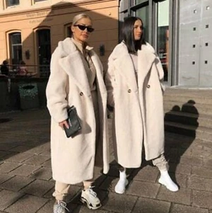 H&M faux fur coat oversized  - Snygg jacka från H&M, som blev slutsåld direkt. Aldrig använt ☺️ ((((jackan är svart)))) 