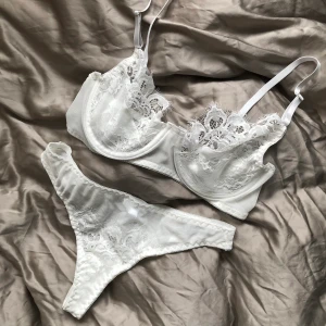 Lingerie underklädesset - Jättefint underklädesset från SHEIN i vit spets. Mjukt och härligt material. Storlek S men skulle säga passar någon med C kupa perfekt (B-D kupa går också bra). Helt oanvänt, köpte fler storlekar. Frakt tillkommer