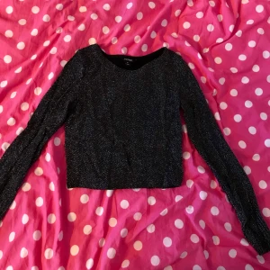 Glittrig croptopp 💖 - Använd två gånger, så i fint skick!! Från monki, storlek xs 🥰