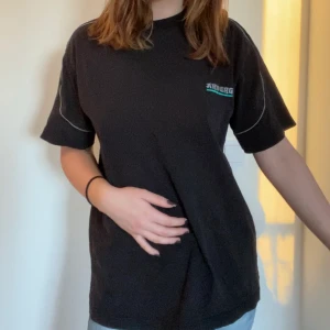 Svart T-shirt  - Snygg T-shirt med coola detaljer! Bra skick! Sitter oversized på S. Frakt tillkommer 80kr