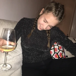 Glittrig polotröja  - Glittrig polotröja som jag tror är gammal från Nelly! Superfin att ha till festligare tillfällen ✨✨✨ storlek M 