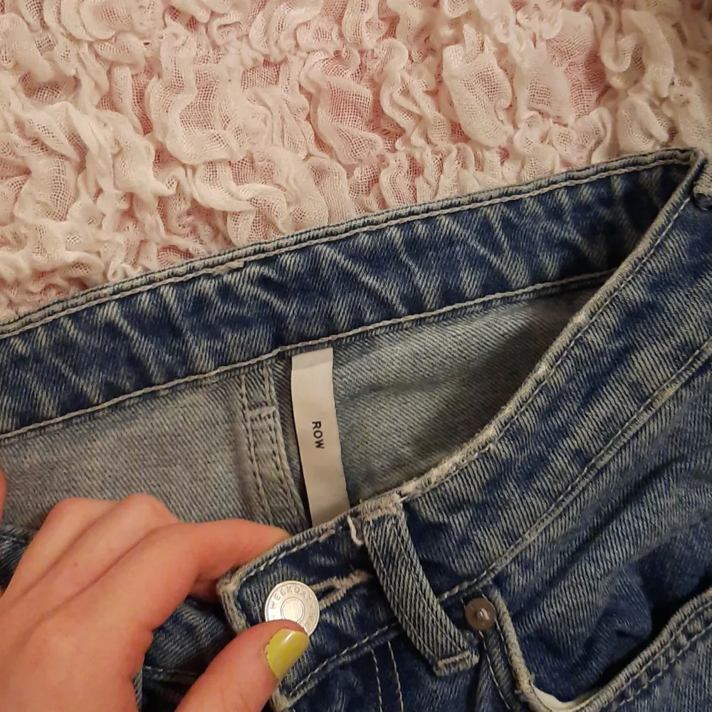 Högmidjade, ljusblå jeans från Weekday, i modellen 