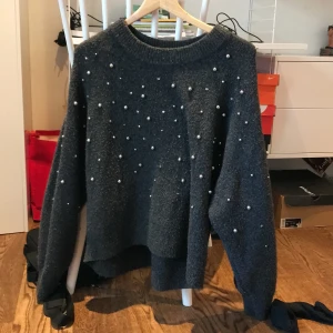 Mysplagg - Jätte mysig tjocktröja med pärlor i storelk S skcikar gärna fler bilder om d behövs 