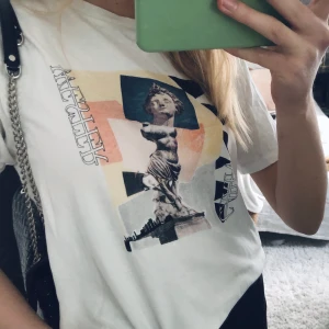 T-shirt från Åhléns  - Snygg bas T-shirt från Åhléns! Storlek M sitter lite oversized på mig som har S i vanliga fall. 50kr+frakt🦋🦋