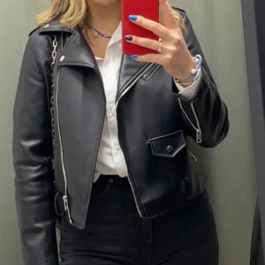 Skinnjacka - Säljer min skinnjacka från Zara i storlek L( brukar vanligtvis ha M i jackor) den är i toppenskick och passar verkligen till allt😁😁 det finns även ett bälte till den som jag bara tagit av och inte finns med i bilderna, skriv gärna om ni vill ha fler bilder💓🥰